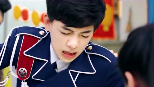 小咕咚飞来告知花儿出事了0:00:40简 介:魔法学院之魔法少年:教官在