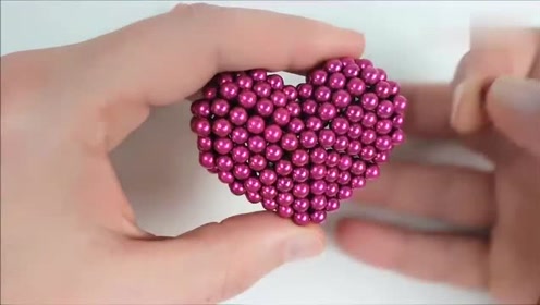 小伙用1万颗巴克球拼出七彩爱心,手都废了,女友会感动吗?