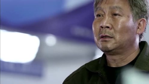 哑巴爸爸机场送女儿,突然吹起的口琴让女儿泪流满面,真的看哭了