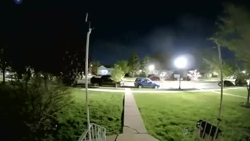 深夜天空有不明飞行物滑落，是流星还是UFO？的图片