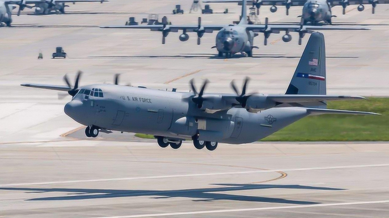 美c135运输机最大航程一万公里,可配11个油箱