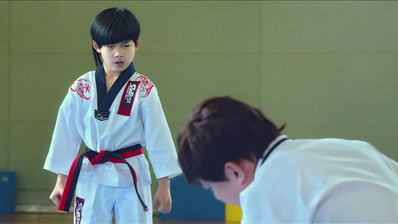 龙拳小子:小屁孩实力一挑四,黑带老师都趴下求饶,精彩!