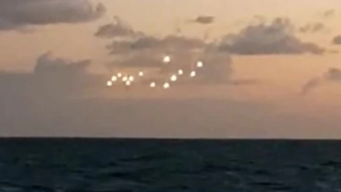14个UFO成群结队在美国北卡罗来纳州河面飞行