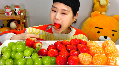 美女做吃播吃水果糖葫芦,一口一个美滋滋,吃得真是过瘾