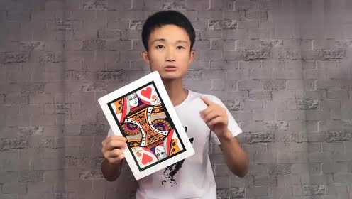 魔术揭秘:为什么对着超大扑克牌吹上一口气,黑桃k就会变红心q?