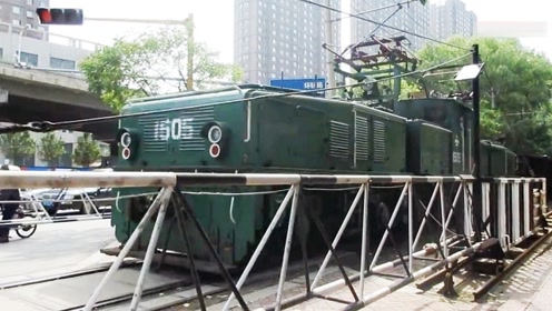 外号鳄鱼的韶峰型火车头,外观霸气,牵引货列通过平交道口