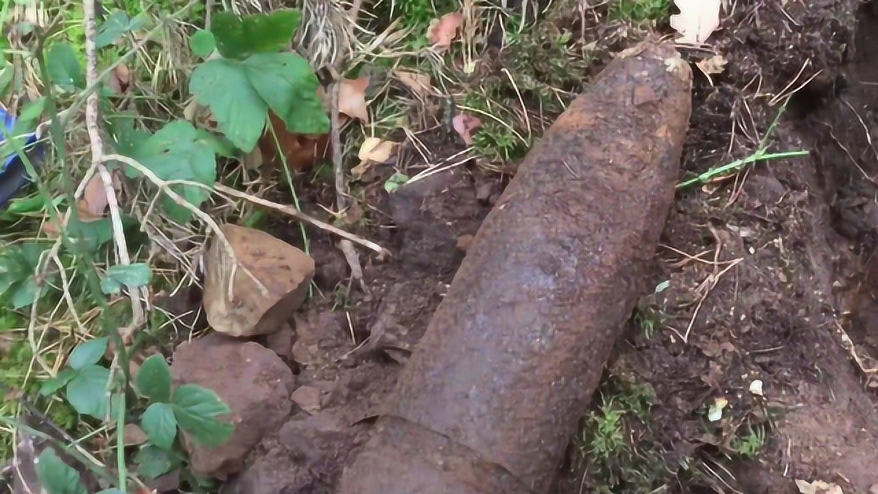 探索二战遗迹老外找到一颗105mm炮弹,仔细一看都成空壳了