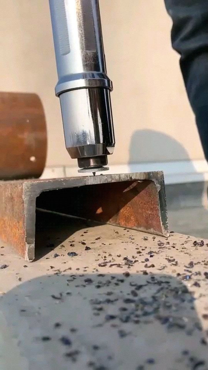 家装的水电工用的这款打钉神器,非常的实用,节省了很多力气!