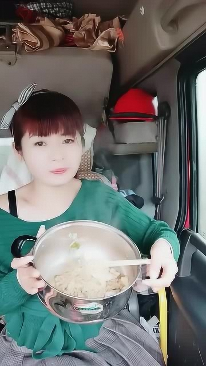 货车女司机,坐在车里吃起了热乎乎的面条