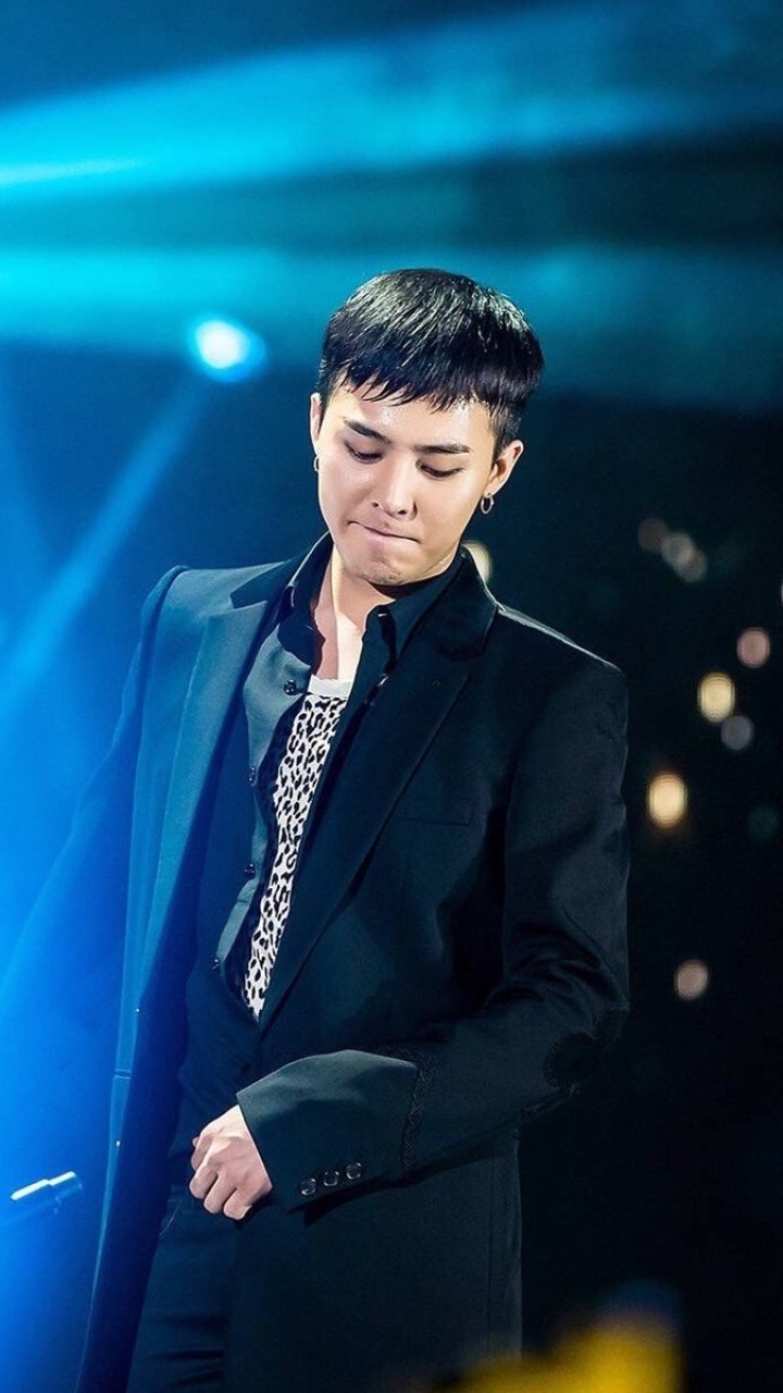 今日份权志龙,有点困的小眼睛,依旧酷帅!