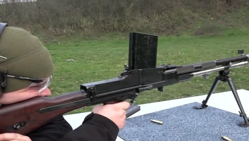 捷克zb30轻机枪,采用弹匣供弹造型有点特别,靶场射击测试