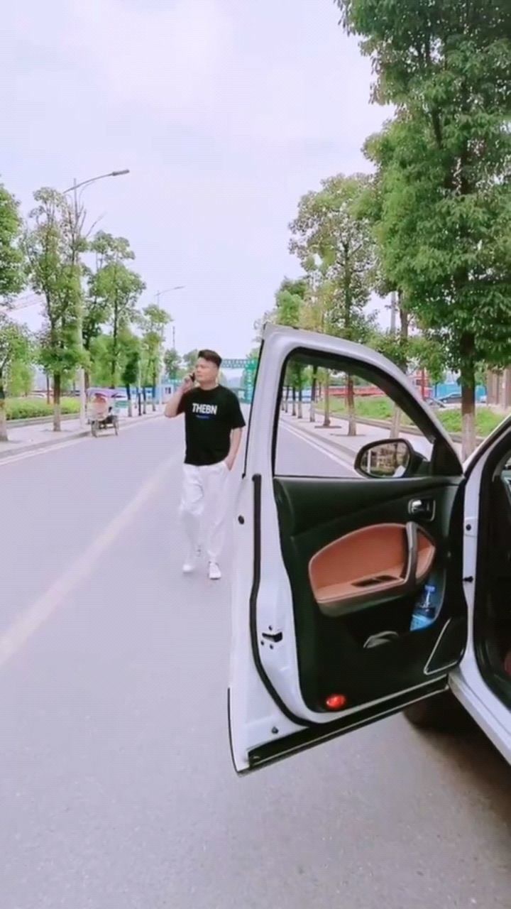 开车切记拉手刹,满满正能量但结局亮了