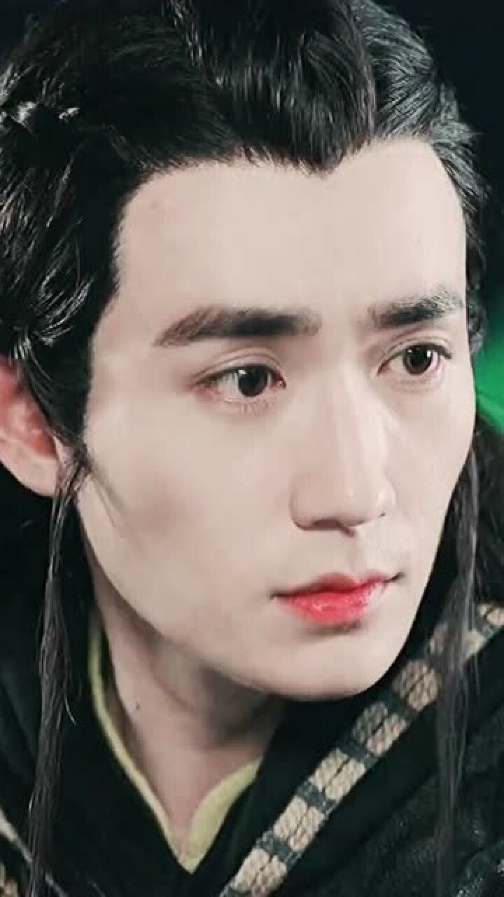 来看看朱一龙饰演的小鬼王,每一个眼神细节都处理的很好,你们觉得怎么