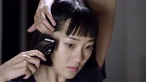 蓝军出击:战友们全在睡觉,女兵却在剃光头,特大队长吓一跳