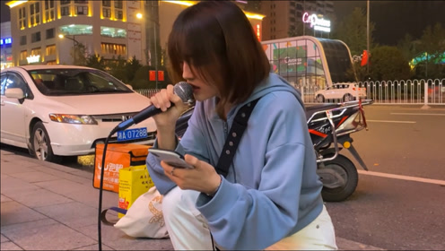 小姐姐街头翻唱《飞鸟和蝉》,一开口就是王者,惊艳路人!