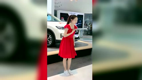 弯腰鞠躬使得小姐姐更美了门门