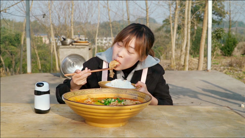秋妹今天吃香辣鸭脚,麻辣鲜香软烂脱骨,一口一个啃着吃真过瘾