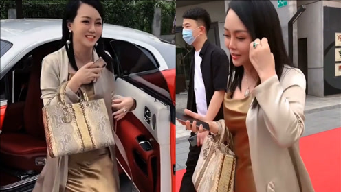 辛巴妻子初瑞雪出行排场大,名包豪车不重样,时大漂亮为师娘开门