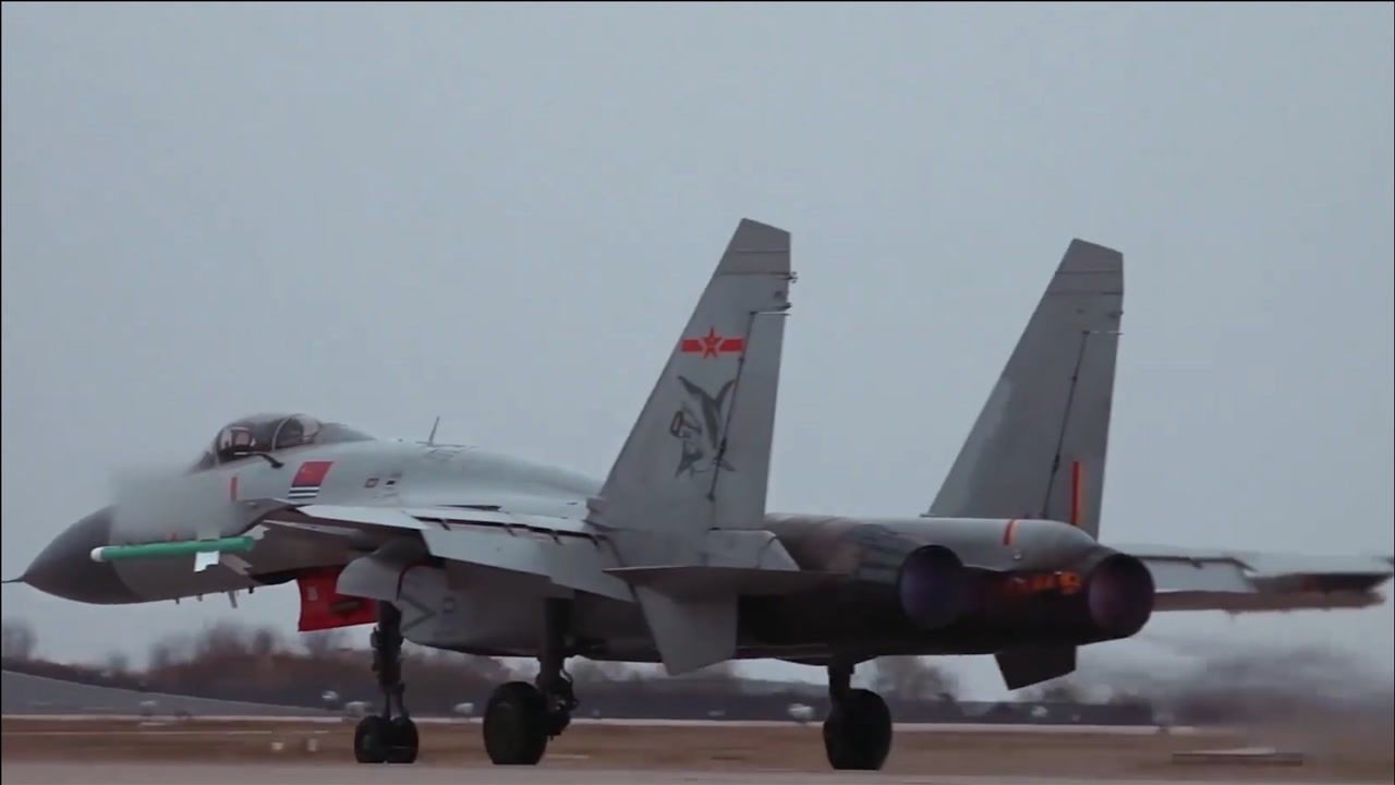 超酷!闻令而动的中国海军歼-15"飞鲨"战斗机!