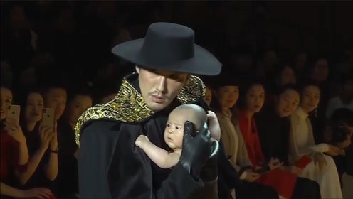 盘点模特出身的明星,胡兵怀抱婴儿t台走秀,瞬间成为全场焦点 #鹅创