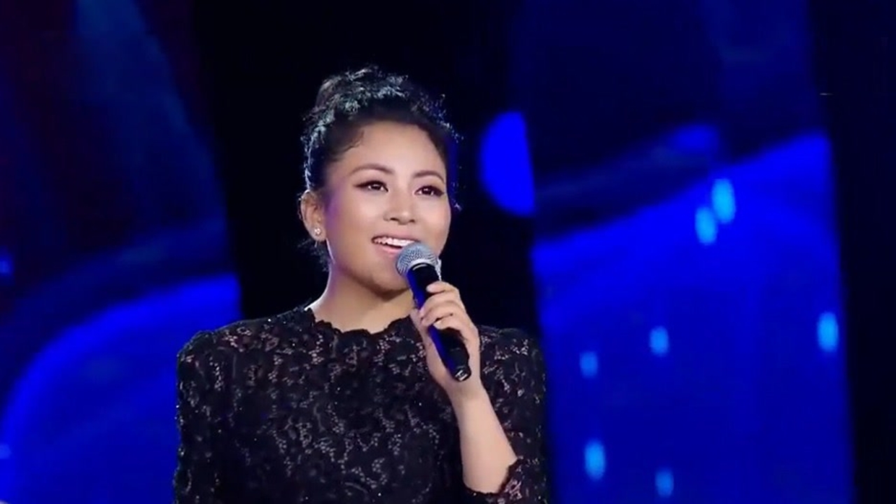 阿鲁阿卓演唱《小河淌水》,熟悉的旋律,韵味十足,唱出了心声!