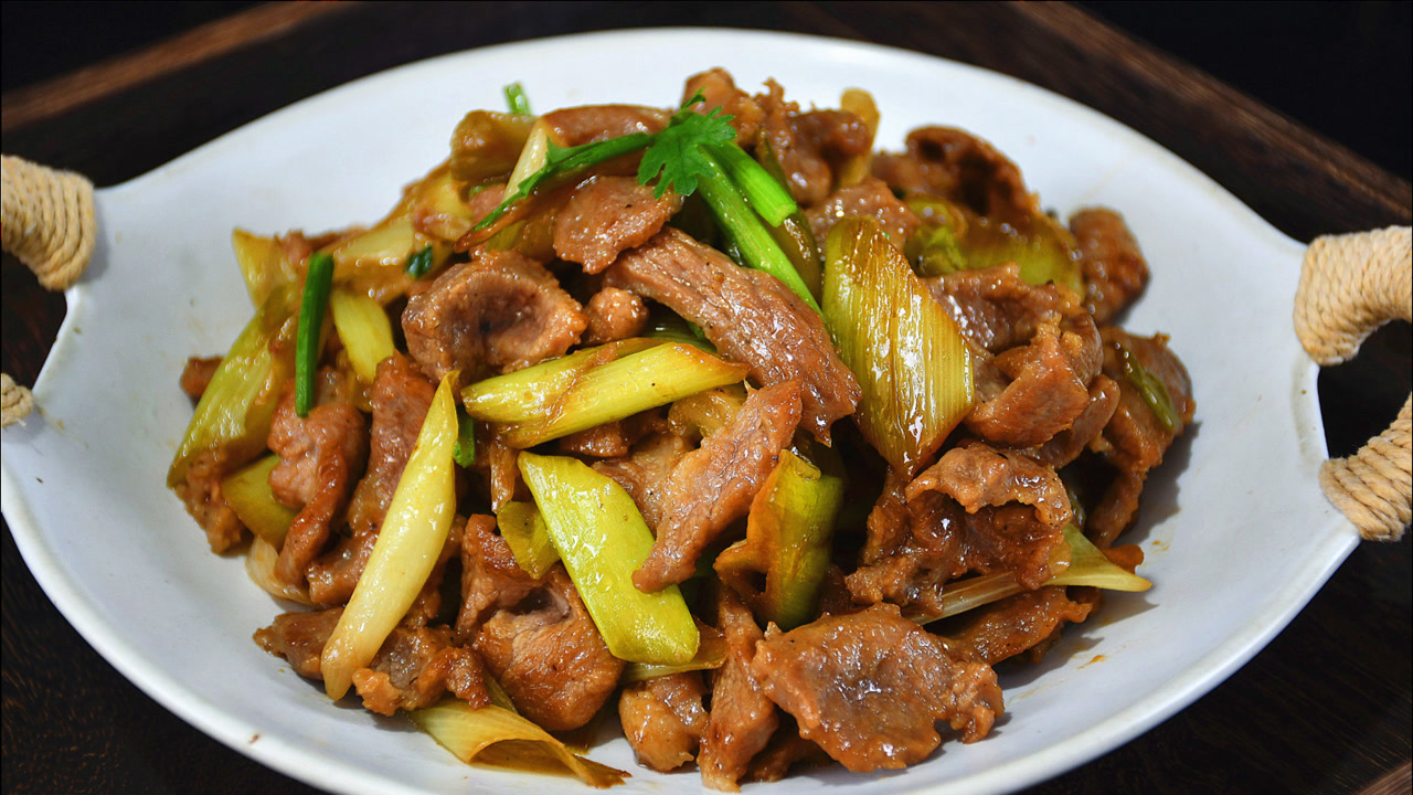 厨师长教你酒店版"葱爆羊肉"的做法!羊肉细嫩没膻味,贼拉香