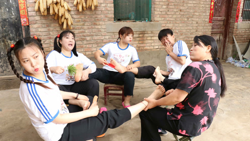 小伙伴们玩"道具挠脚心",来看看大家的奇葩道具吧!太搞笑了