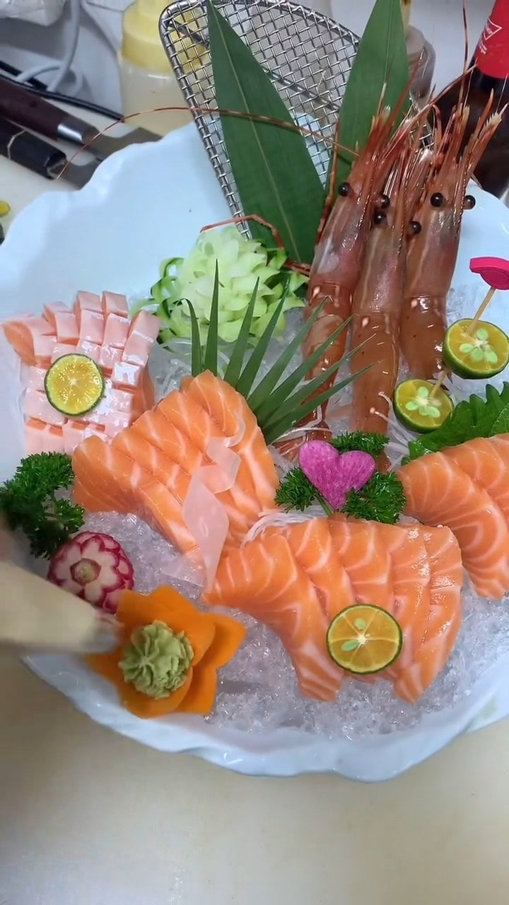三文鱼刺身拼盘,大家有喜欢这个手法的吗?