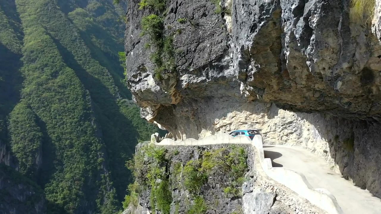 重庆大山里一悬崖绝壁上的挂壁公路,这样的路吓退不少女司机!