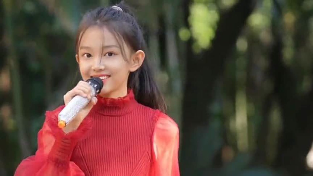 12岁小女孩唱歌不错,歌声甜美笑起来十分迷人,气质拿捏得也很到位!