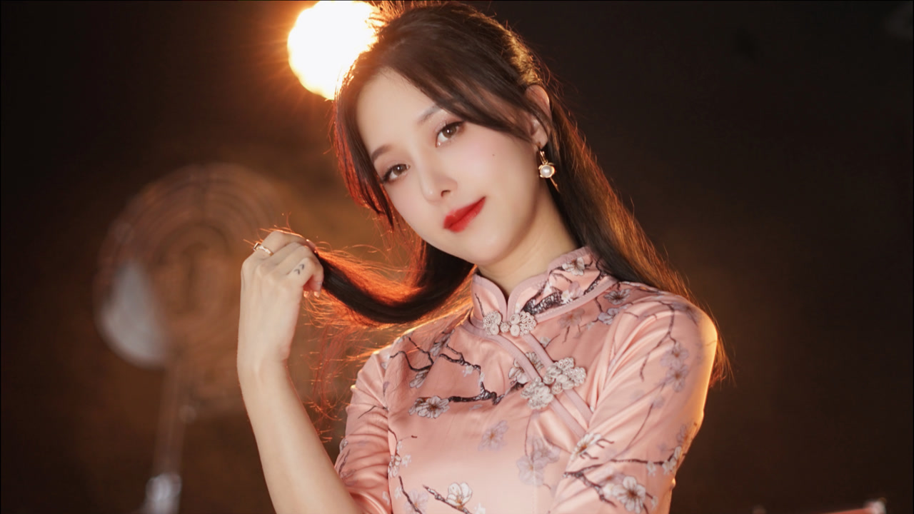 美女一曲任贤齐杨千嬅《花好月圆夜》,旋律温暖浪漫,超好听