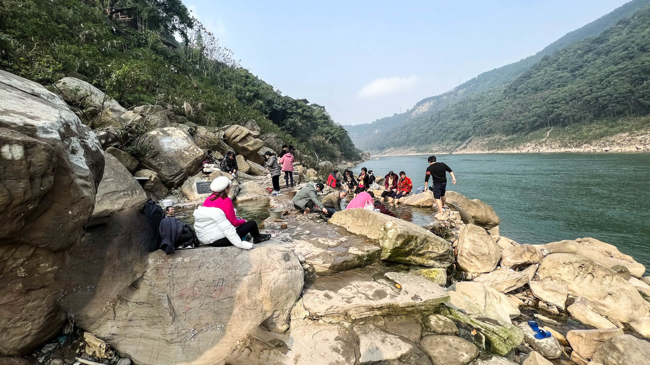 传说中的重庆北碚野温泉,原来就藏在嘉陵江温塘峡口的这些礁石旁
