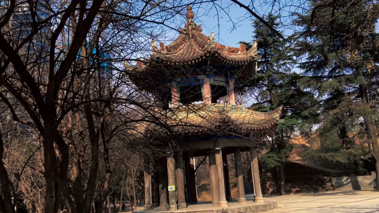 位于咸阳渭滨公园内的八角亭