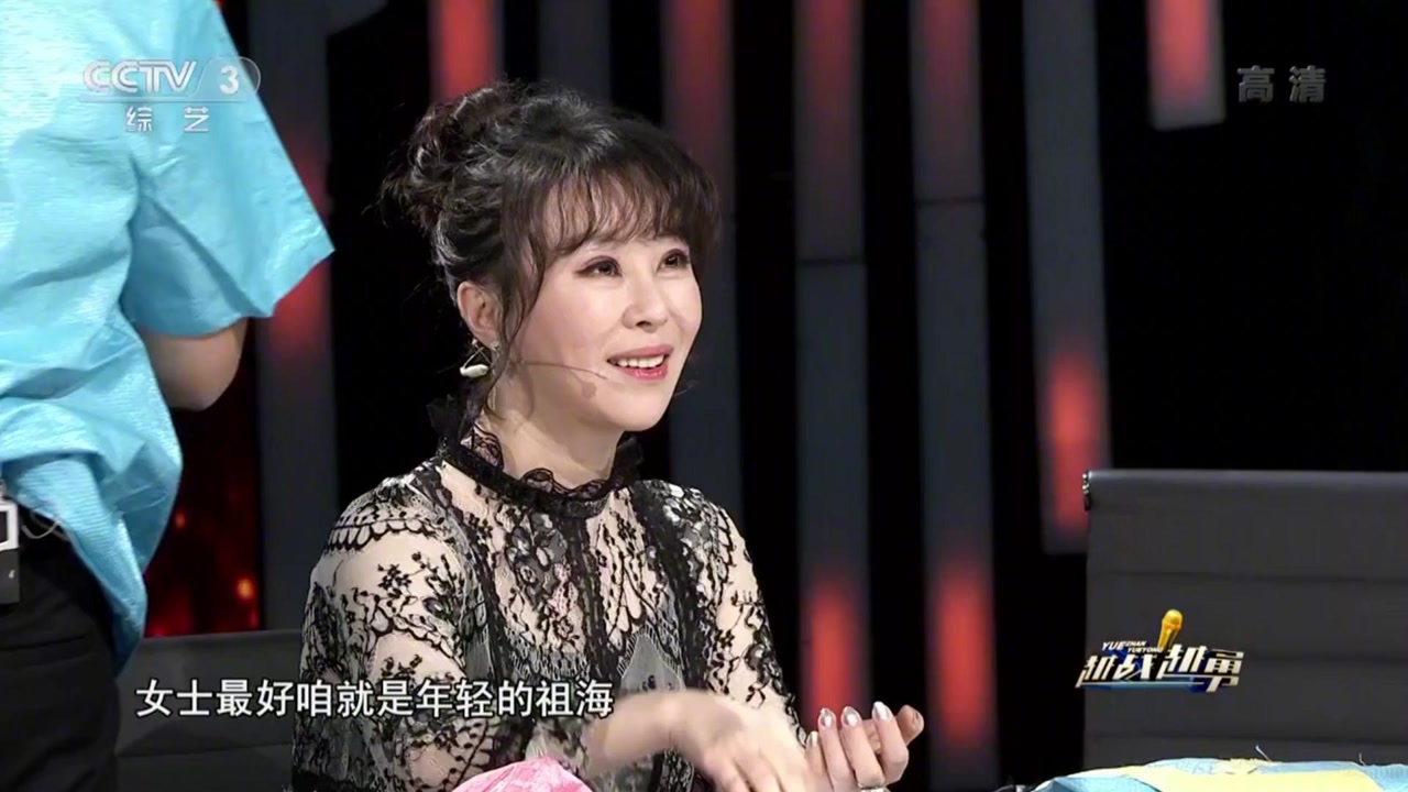 越战越勇:30岁大姐为评委打造"编织袋"时装,现场走秀笑料不断