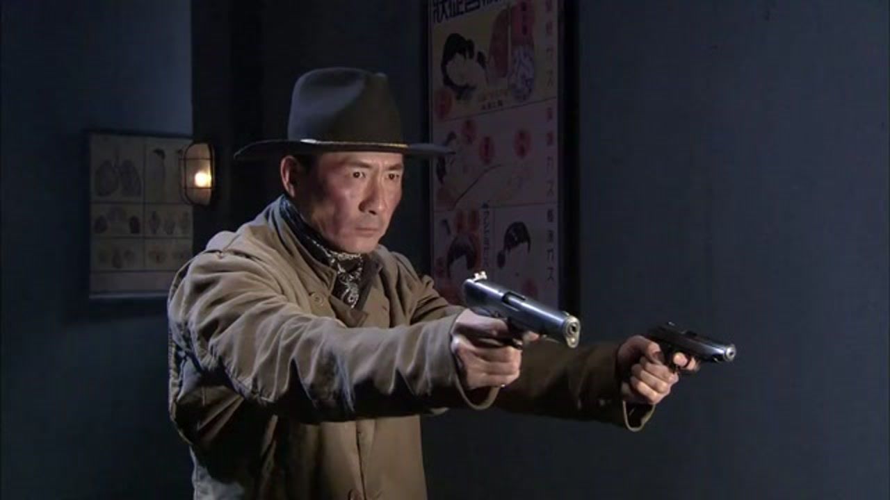 燕双鹰孤身一人对付敌人,拿着两把小手枪,却打出机关枪的感觉!