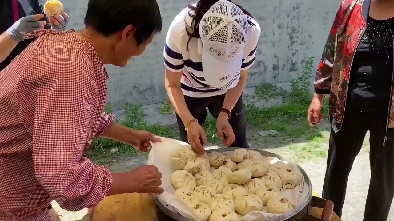 河南农村大锅蒸包子,皮薄如纸馅鲜香,粉丝也意外来访,真有口福