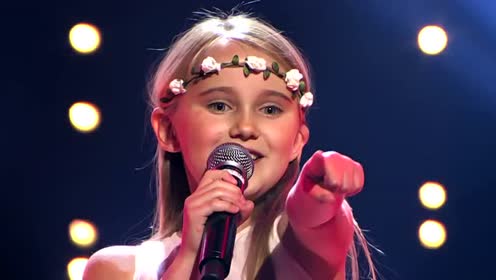 比利时儿童版好声音上,天使般的小女孩一开口便赢得了转身
