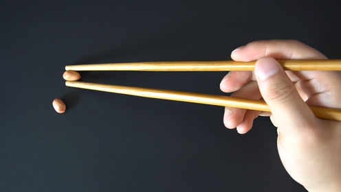 难怪一粒花生都夹不起来,用了这么多年筷子,拿错就太尴尬了