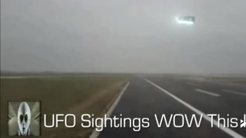 美国练车场出现UFO母舰，教练学员拿起手机追拍，难以置信！的图片