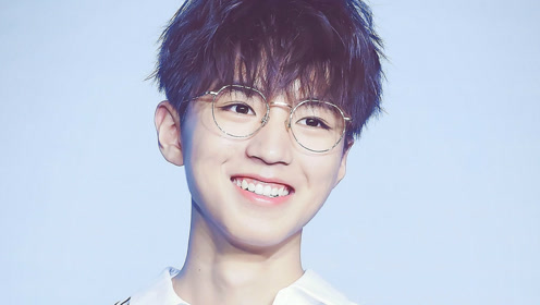 长得好看的男生才适合戴眼镜,王俊凯戴上后腼腆又可爱