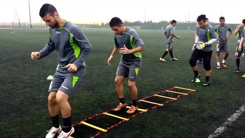 上传者:功夫猫猫时 间:2019-12-17足球脚步训练脚步训练绳梯训练协调