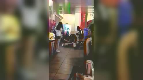 五女一男围殴打架 腾讯视频