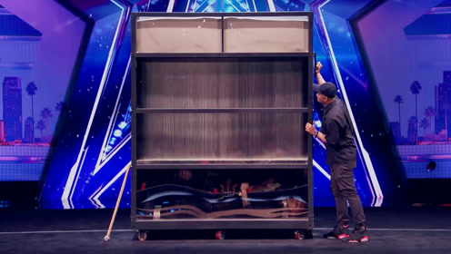 牛人表演危险魔术,下一幕观众变得异常紧张,结果真是让人大开眼界