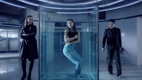 美人鱼被黑社会关在了一个小鱼缸里