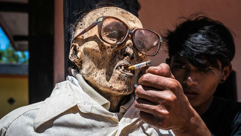 印尼奇葩"僵尸节":村民把亲友遗体挖出打扮,引各地游客争相合影!