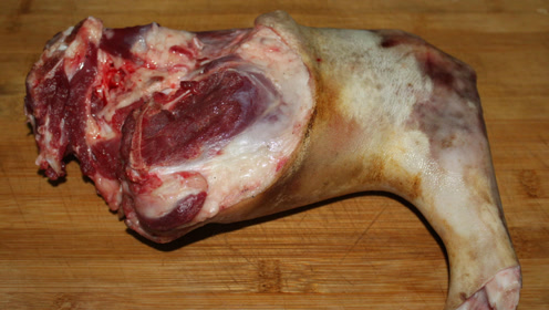 红焖狗肉正宗的做法,香气扑鼻色泽诱人,一只整腿不够吃