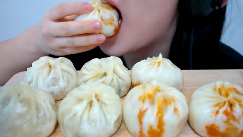 妹子做吃播不知道吃啥,直接吃8个肉馅包子,吃得比海鲜鲍鱼还过瘾!