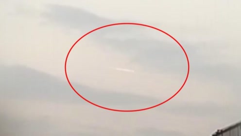 四川UFO缓慢划过天空，清晰拍到可疑光线求鉴定