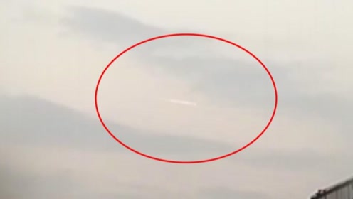 四川疑似UFO缓慢划过天空 网友清晰拍到可疑光线求鉴定！