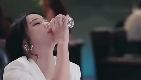 美女失恋在酒吧喝酒,醉酒后失去意识,被陌生男子抱走